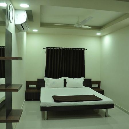 Shivdhara Hotel & Residence Rajkot Phòng bức ảnh