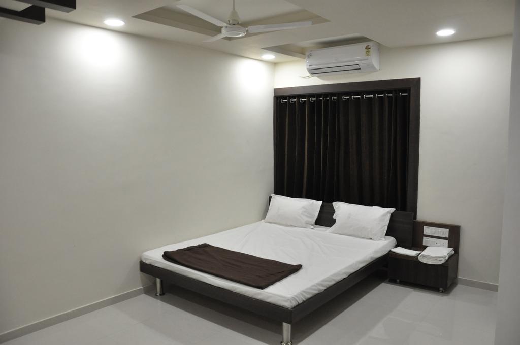 Shivdhara Hotel & Residence Rajkot Phòng bức ảnh