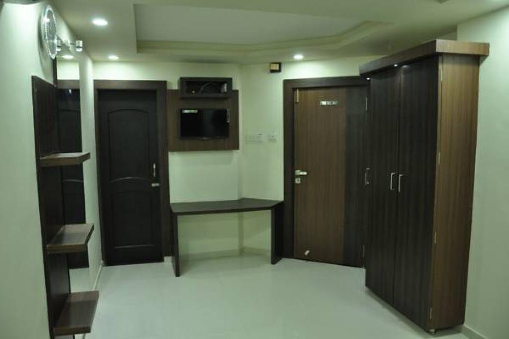 Shivdhara Hotel & Residence Rajkot Ngoại thất bức ảnh