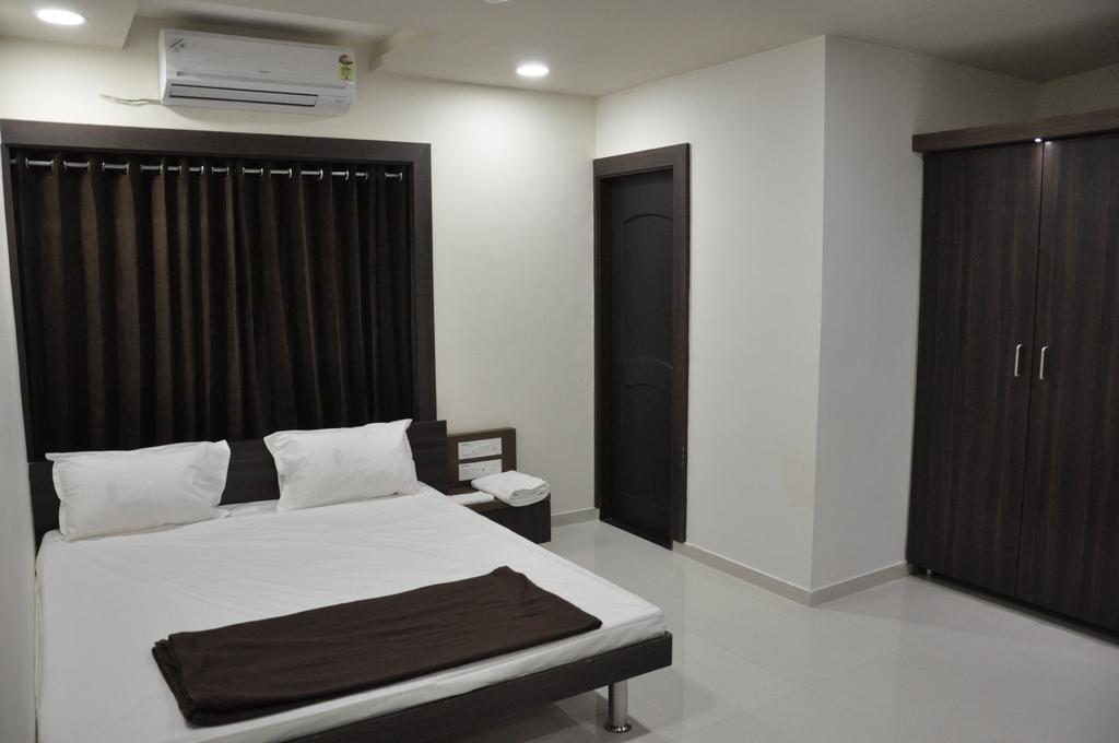 Shivdhara Hotel & Residence Rajkot Ngoại thất bức ảnh